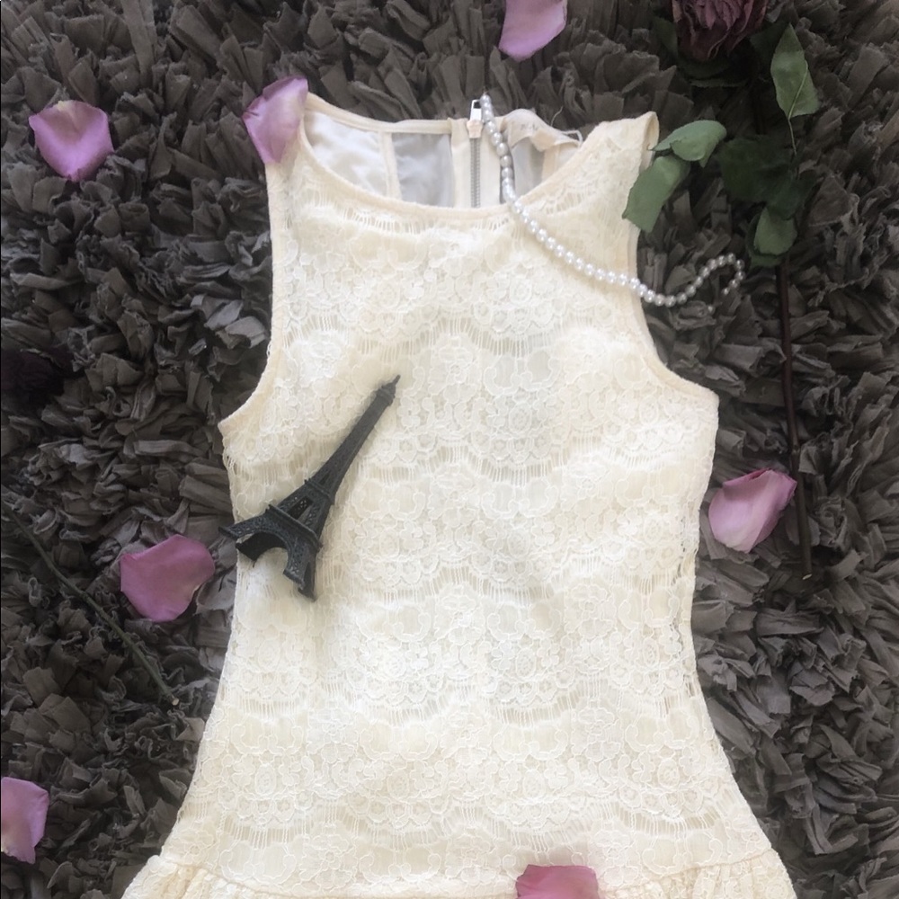 Backless lace dress